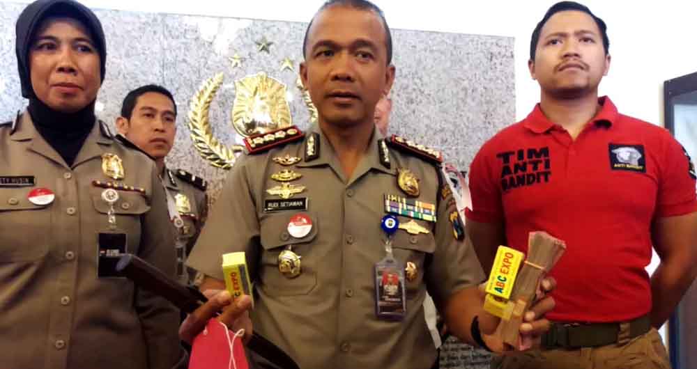 Kapolrestabes Surabaya menunjukkan barang bukti judi di rumah karaoke