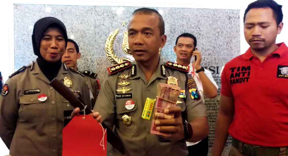 Kapolrestabes Surabaya, Kombes Pol Rudi Setiawan saat menunjukkan barang bukti kasus perjudian di rumah karaoke Surabaya.