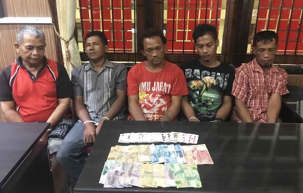 Para tersangka judi cap sa diamankan di Mapolres Blitar