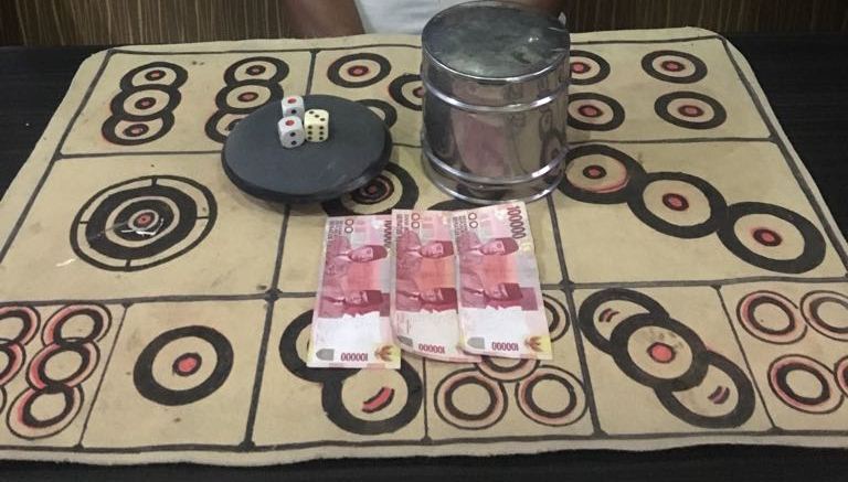 Barang bukti dadu yang diamankan polisi.