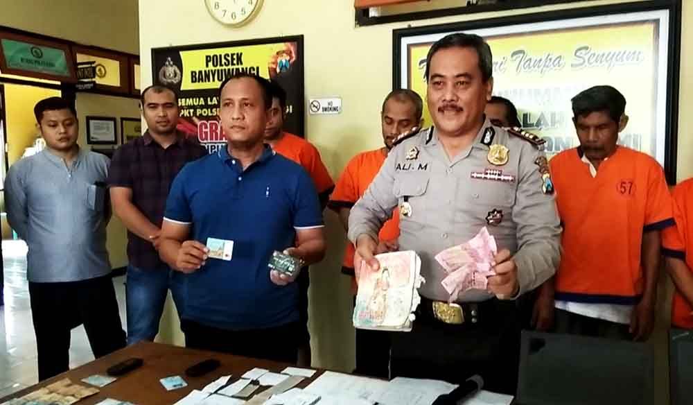 Para tersangka dan barang bukti judi online