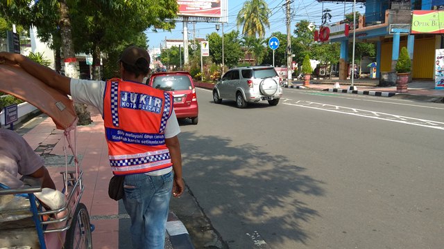 Jukir di Kota Blitar sedang menjaga parkir