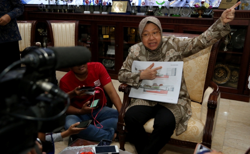 Wali Kota Risma menunjukkan desain Plaza bawah tanah yang sedang dibangunnya, Jumat (5/10/2018).