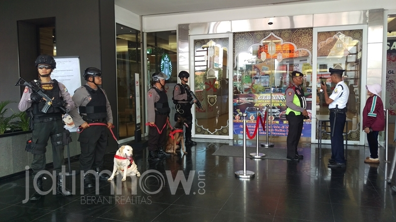 Anjing pelacak dan sejumlah personil bersenjata saat patroli ke toko-toko emas di Surabaya/Arry Saputra