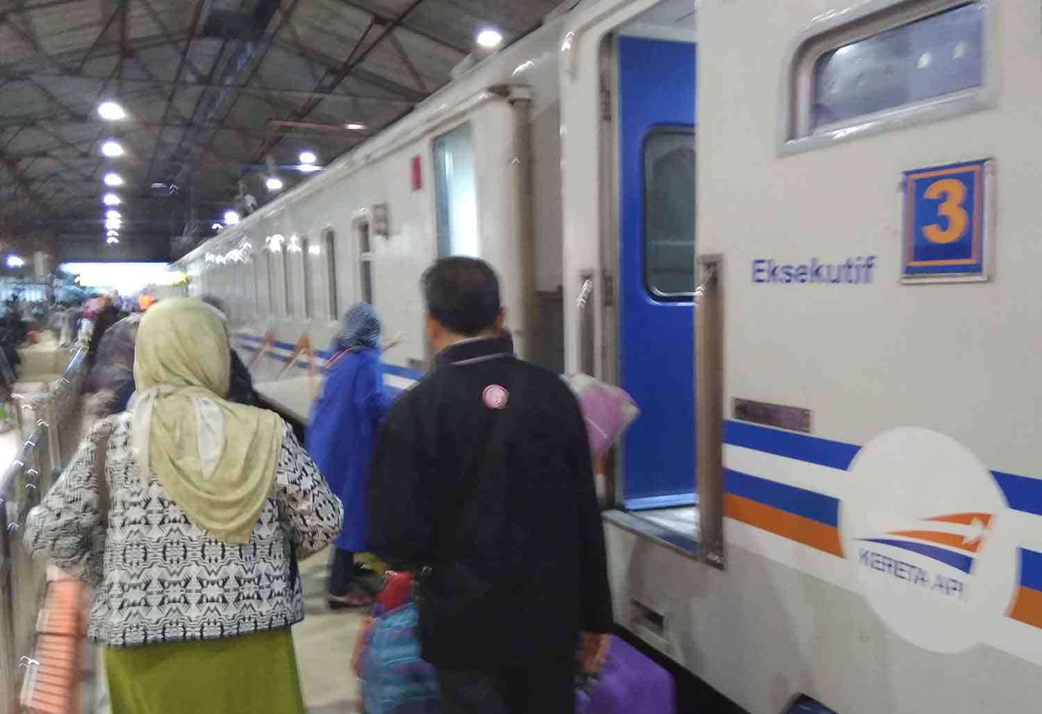 Stasiun Kereta Api Madiun.