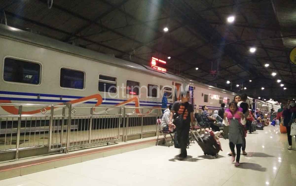Suasana arus balik penumpang KA di stasiun Madiun