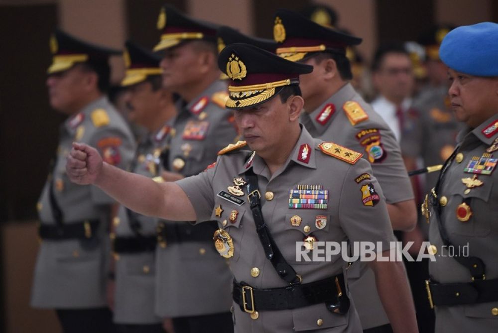 Kabareskrim Polri Irjen Pol Listyo Sigit Prabowo bersiap menandatangani dokumen saat sertijab di Mabes Polri Jakarta, Senin (16/12/2019) (Foto: Antara/Nova Wahyudi)