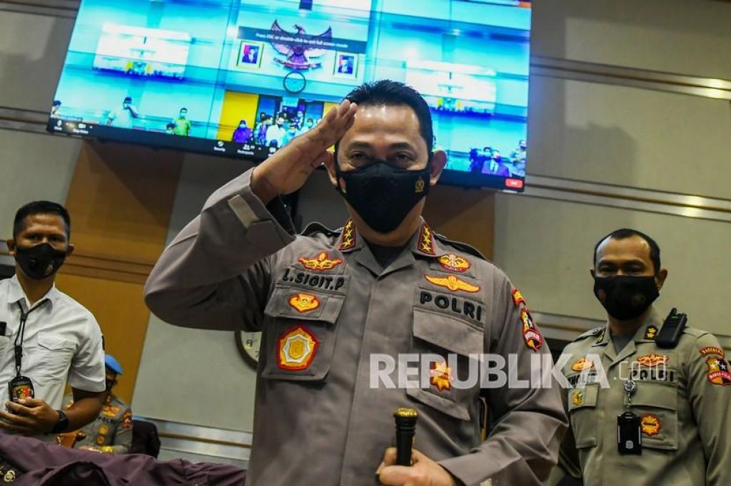 Calon Kapolri Komjen Pol Listyo Sigit Prabowo (tengah) bersiap mengikuti Uji Kelayakan dan Kepatutan di ruang Komisi III DPR RI, Rabu (20/1/2021) (Foto: Antara/Galih Pradipta via Republika)