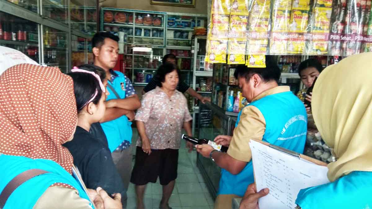 Petugas TKP2MO sidak di salah satu toko di Blitar