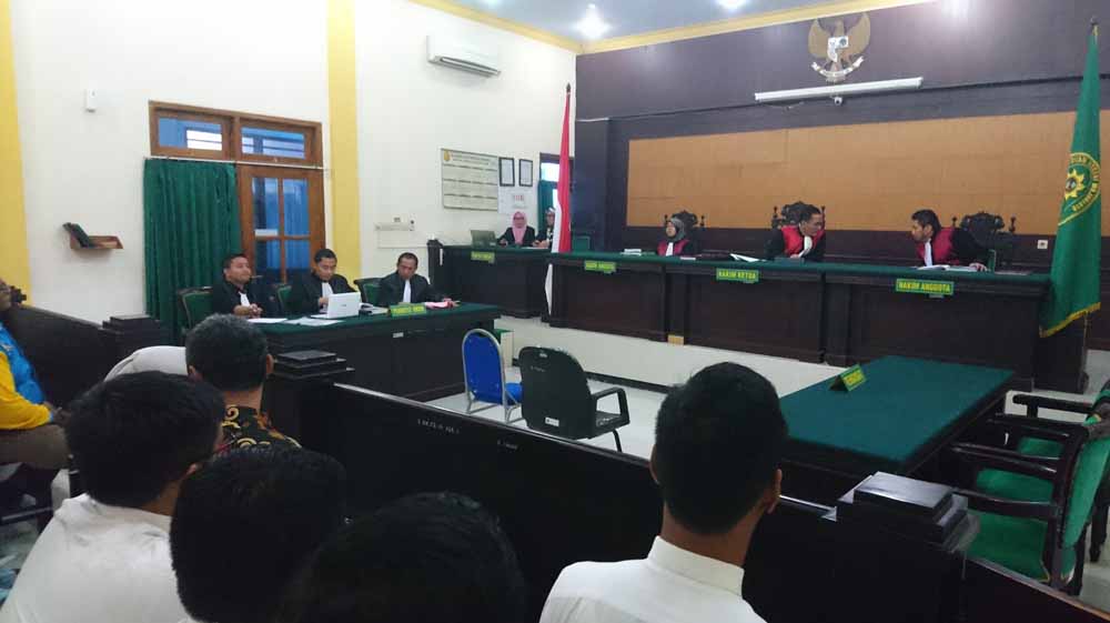 Suasana sidang Kepala Desa pencegat Cawapres Sandiaga di Pengadilan Negeri Mojokerto