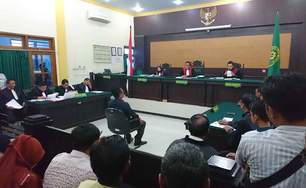 Suasana persidangan kades pencegat Sandiaga di PN Mojokerto