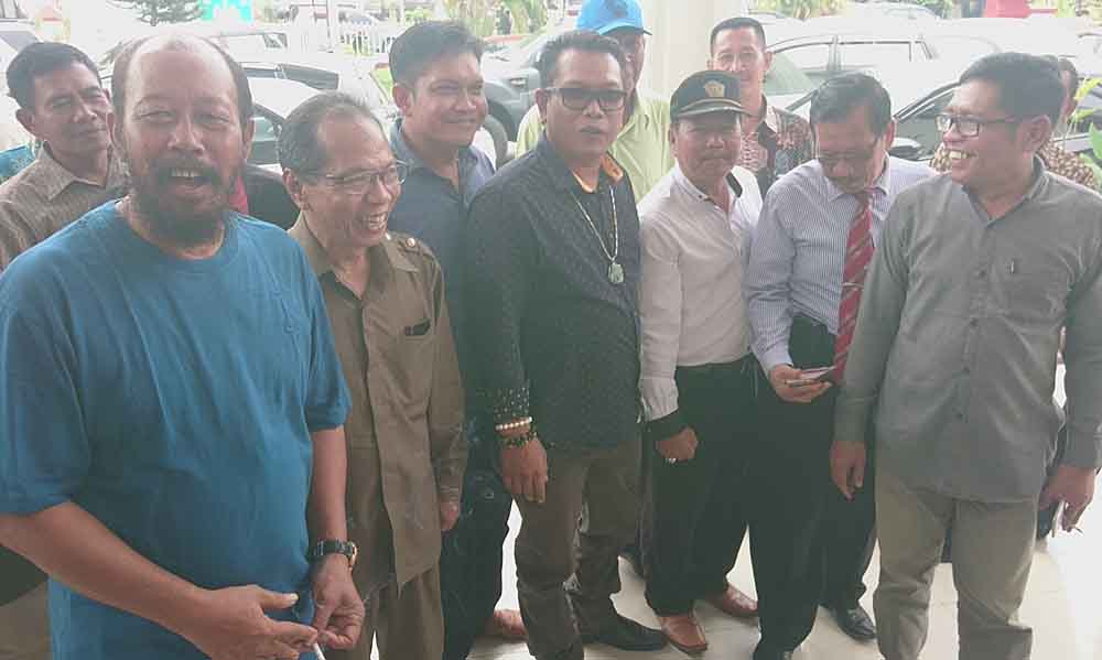 Kades Sampangagung, Suhartono (tengah) saat menghadiri agenda sidang di Pengadilan Negeri Mojokerto