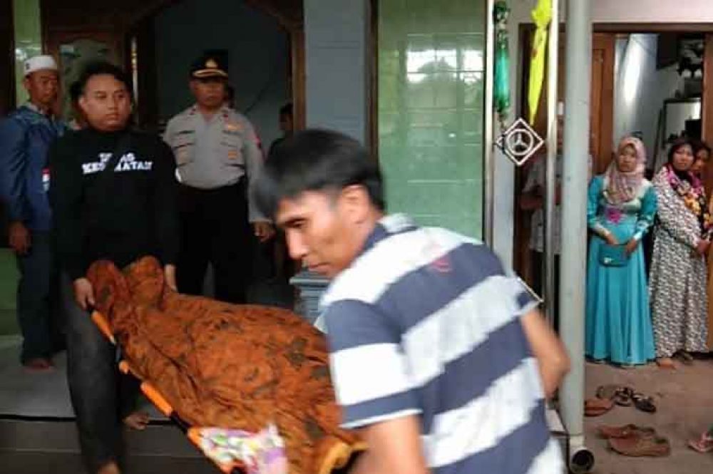 Evakuasi korban bunuh diri di Pasuruan