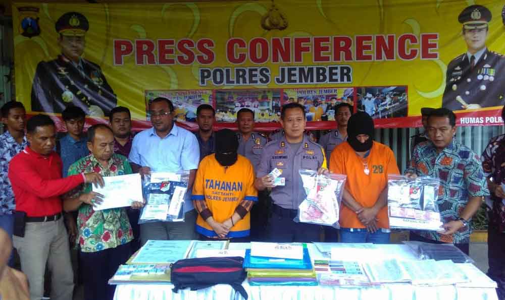 Tersangka beserta barang bukti saat di Mapolres Jember