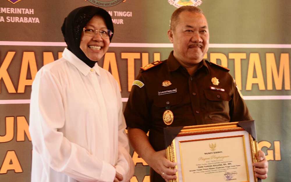 Kajati Jawa Timur Maruli Hutagalung bersama Wali Kota Surabaya Tri Rismaharini/Istimewa