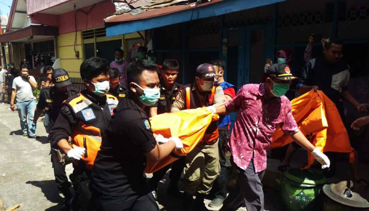 Petugas mengevakuasi jenazah Soewardono.