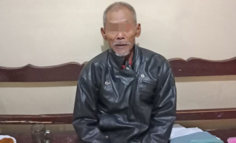 Kakek Imam Suhadi saat di kantor polisi.