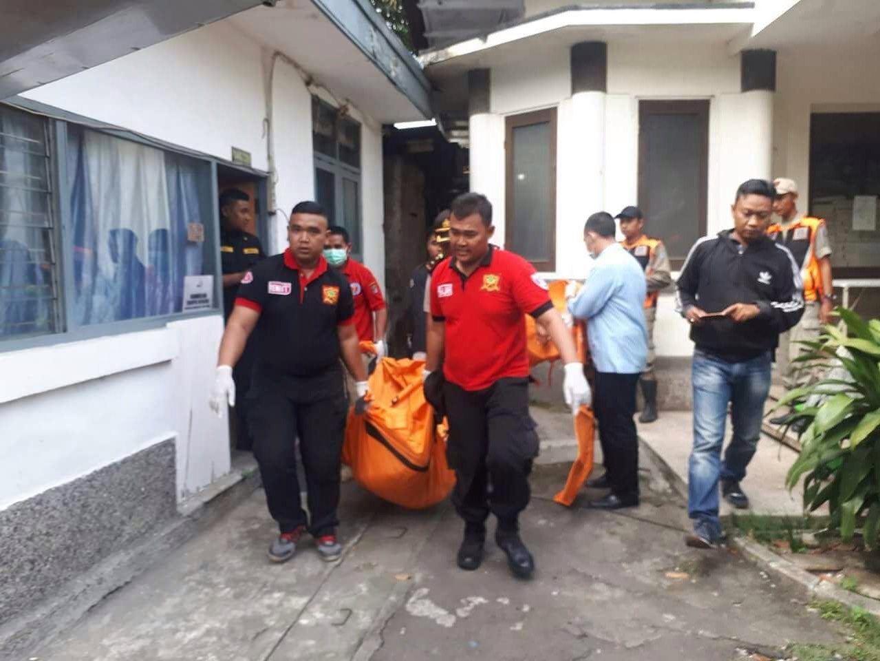 Proses evakuasi Eko dari bedeng tempatnya menumpang tidur