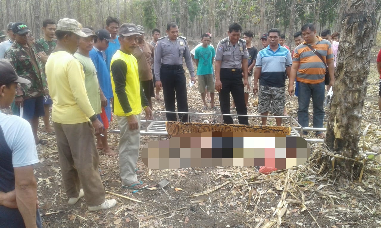 Mayat Kakek Loso saat akan dievakuasi/Foto: Mita Kusuma