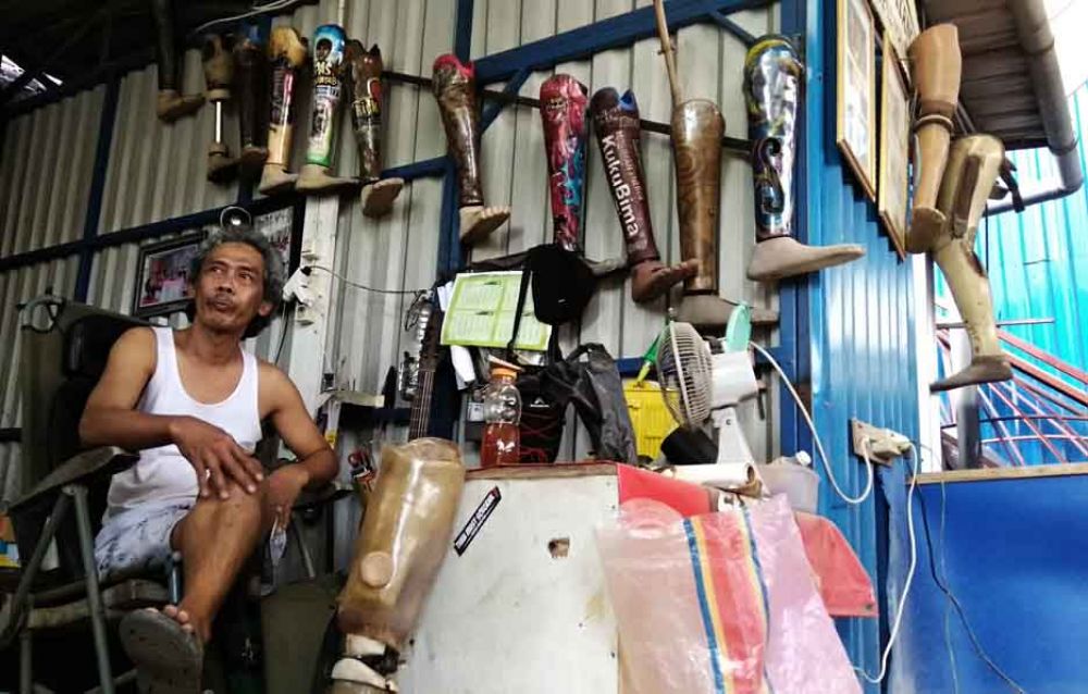 Sugeng 'kaki palsu' Siswoyudono saat di bengkel produksinya