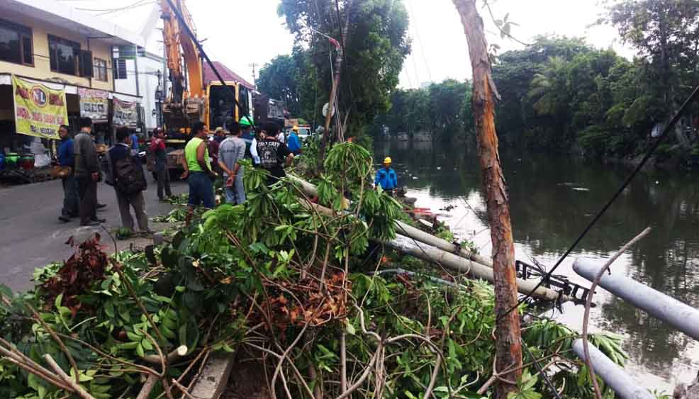 Bibir Sungai Kalimas di Jalan Karet Ambrol, Tiang Listrik Bertumbangan