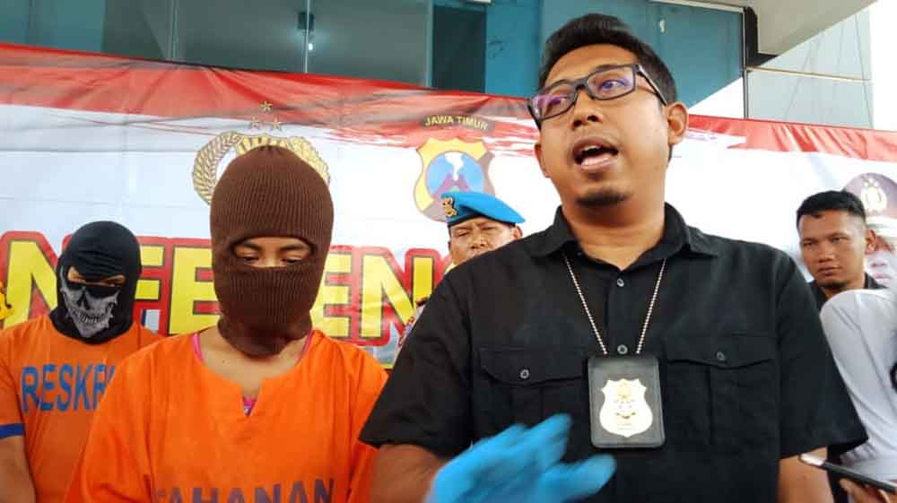 Tersangka  saat berada di mapolres Kediri

