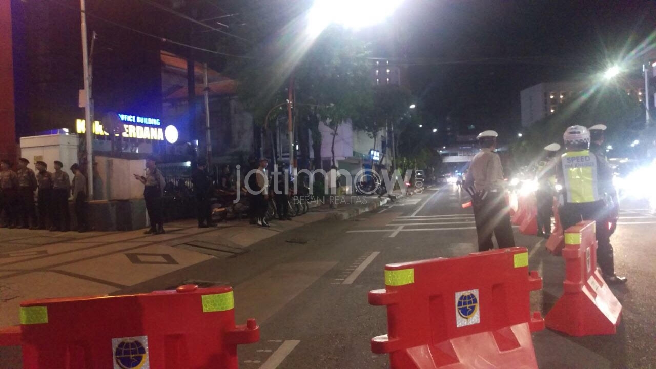 Kanalisasi jalur yang dibuat polisi untuk menfilter pengunjung Debat Pilgub di Jalan Basuki Rahmat Surabaya./Foto: Narendra Bakrie.

