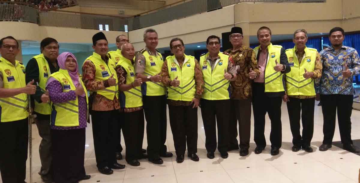 Kapolda Jatim Irjen Pol Machfud Arifin saat penandatanganan pakta integritas seleksi anggota POLRI di Surabaya.