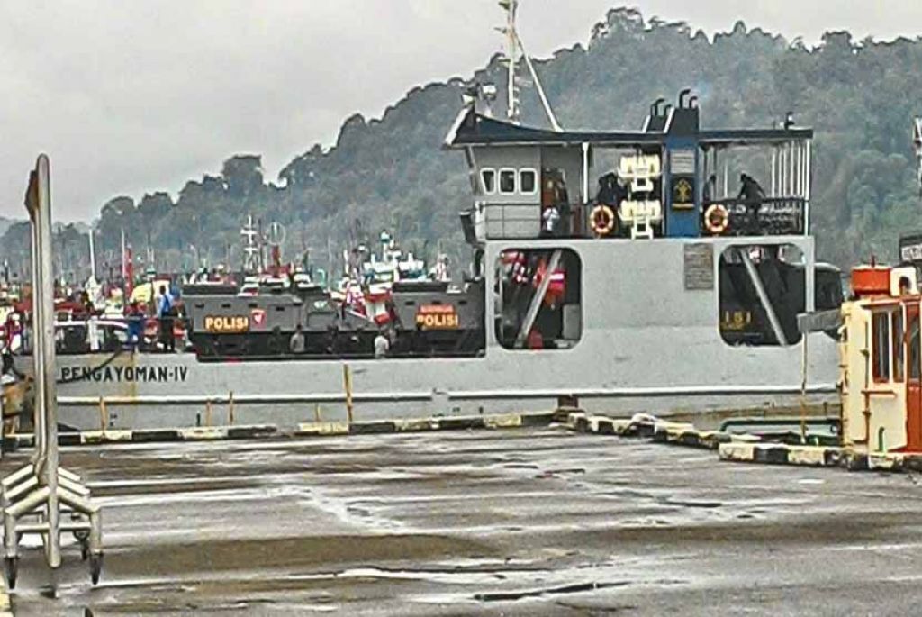 Kapal Pengayoman IV saat membawa duo Bali Nine, Andrew Chan dan Myuran Sukumaran, menuju lapas Nusakambangan di Cilacap, Jawa Tengah. (ilustrasi). Foto: Republika/Eko Widiyatno