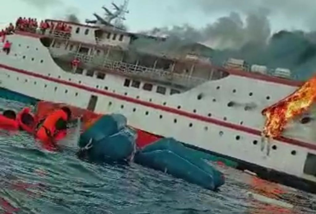 Kapal penumpang KM Karya Indah terbakar di perairan Pulau Mangoli, Provinsi Maluku Utara (Foto: Tangkapan layar via Republika)
