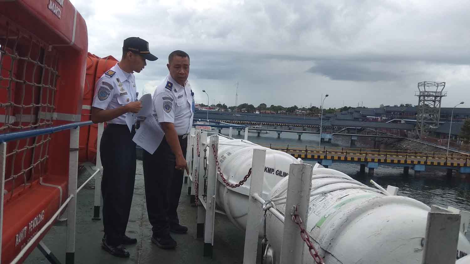 Petugas Perhubungan meninjau kelaikan dan perlengkapan kapal.