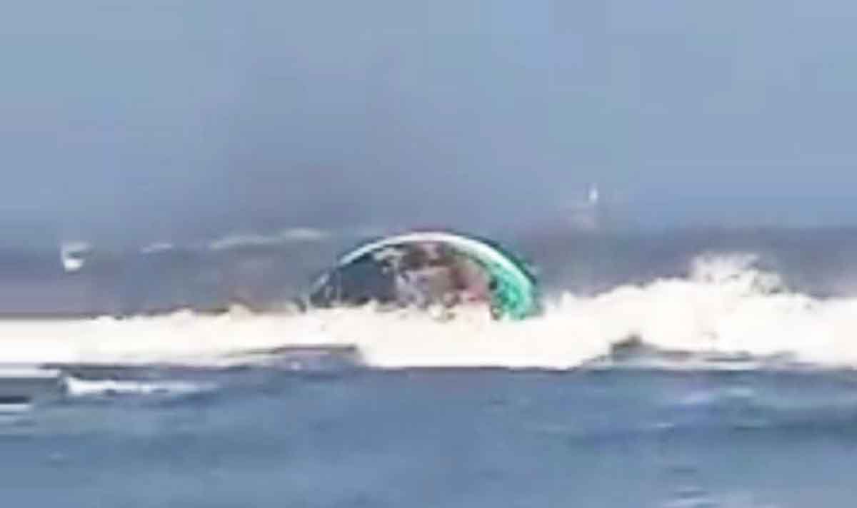 Perahu terbalik di pantai di Jember, akibat gelombang tinggi/Foto: Dok. jatimnow.com.