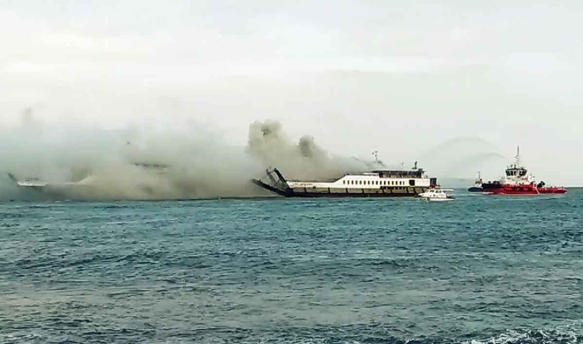 Kapal KMP Labitra Adinda yang terbakar di perairan Selat Bali