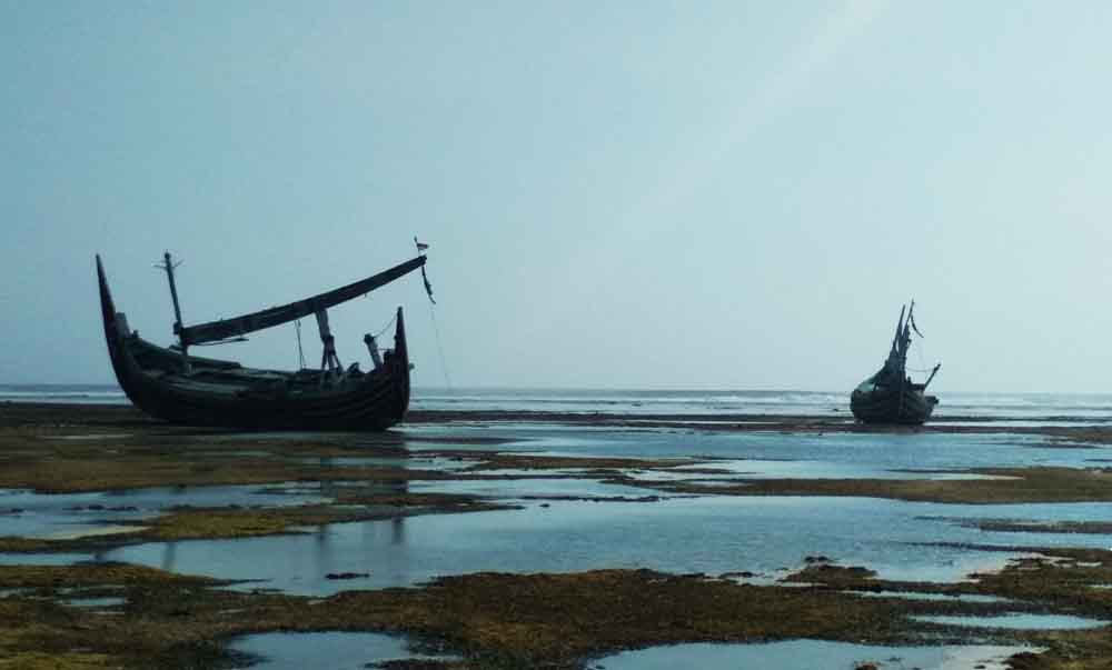 Dua Kapal Misterius Terdampar di Pantai Plengkung Banyuwangi