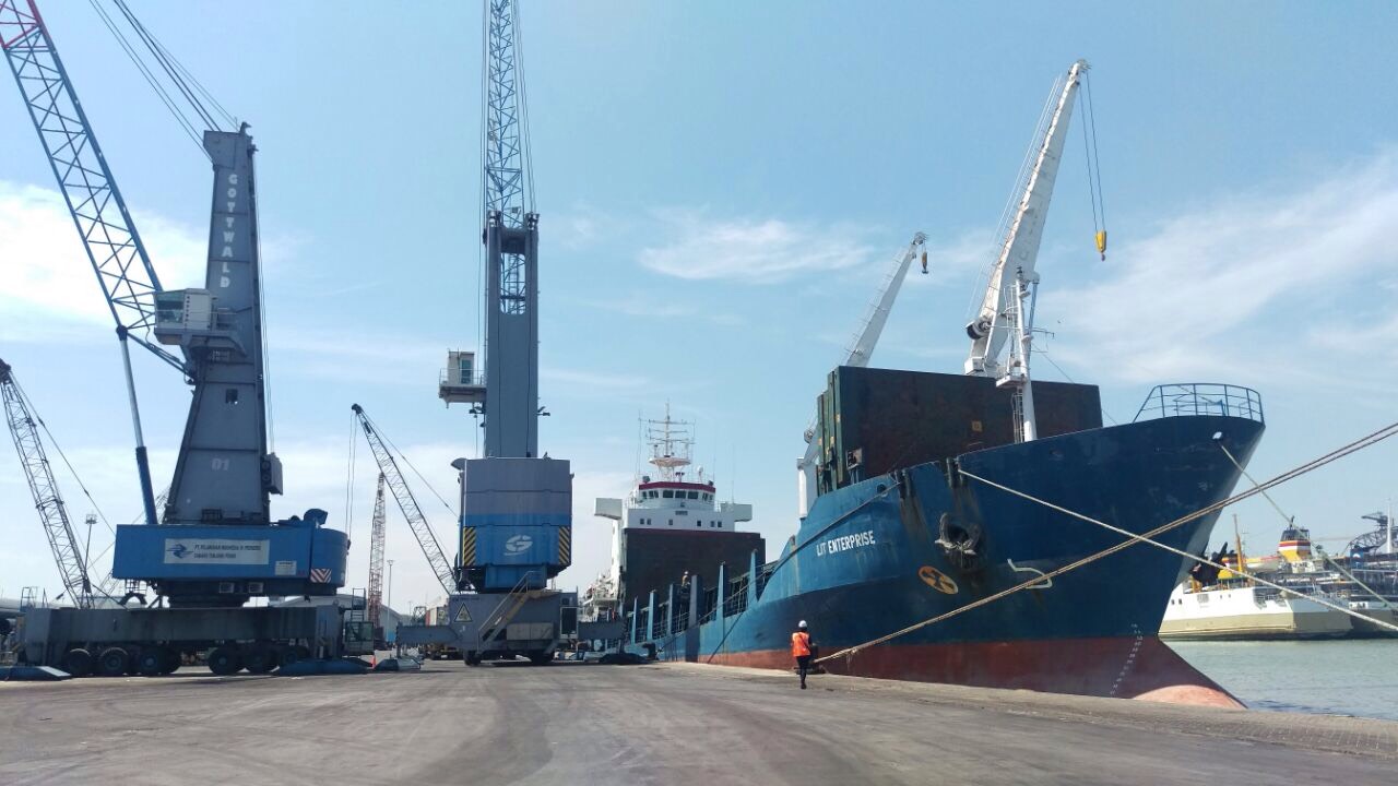 Aktifitas bongkar muat kapal di Terminal Jamrud Utara, Pelabuhan Tanjung Perak Surabaya. 