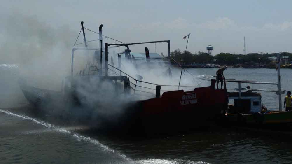 Kebakaran Kapal Pencari Ikan di Probolinggo, 4 Unit PMK Diterjunkan