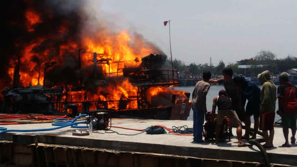 Ilustrasi kapal terbakar/ Foto: Dok. jatimnow.com