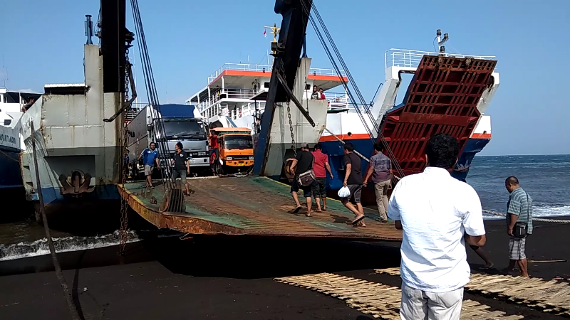 Proses evakuasi kendaraan di KMP Labitra Adinda yang terbakar