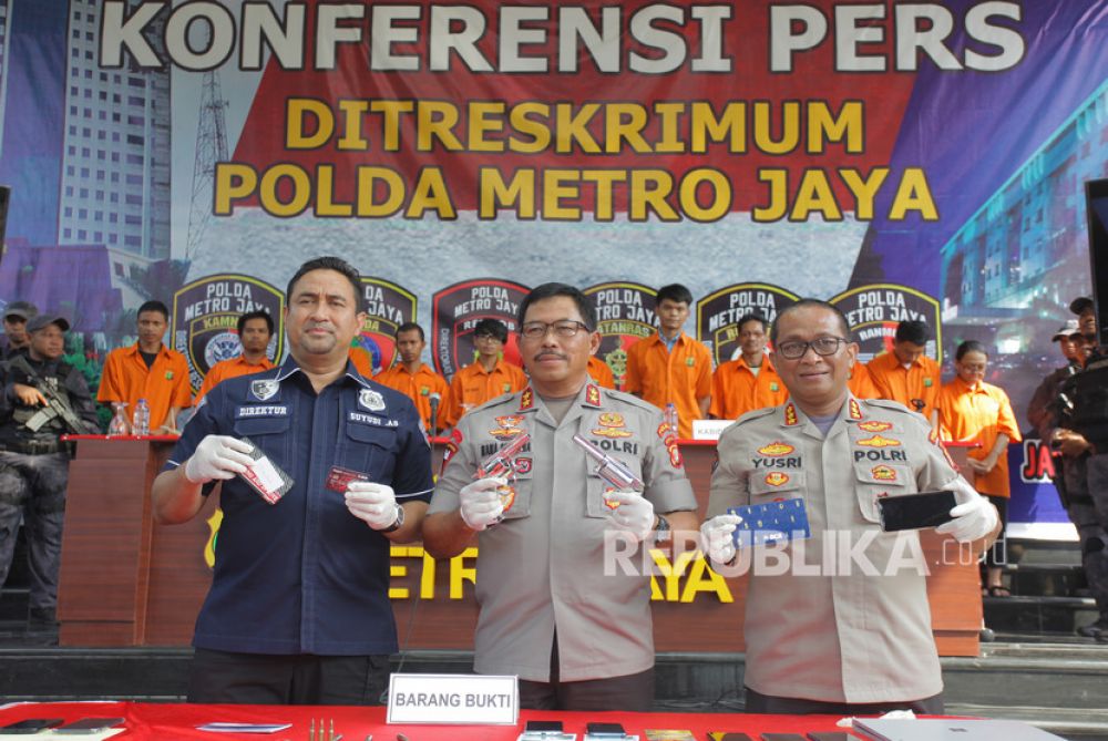 Kapolda Metro Jaya Irjen Pol Nana Sudjana didampingi Direskrimum Polda Metro Jaya Kombes Pol Suyudi Ario Seto dan Kabid Humas Polda Metro Jaya Kombes Pol Yusri Yunus (Foto: Antara/Reno Esnir)