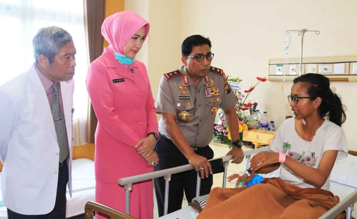 Pasien korban bom bunuh diri Gereja Santa Maria Tak bercela di jenguk Kapolda Jatim bersama istri.