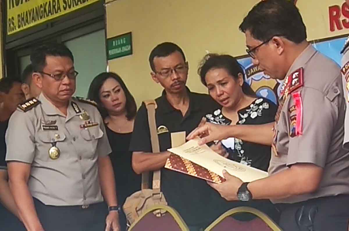Kapolda Serahkan Jenazah Penghadang Bomber Gereja ke Keluarga
