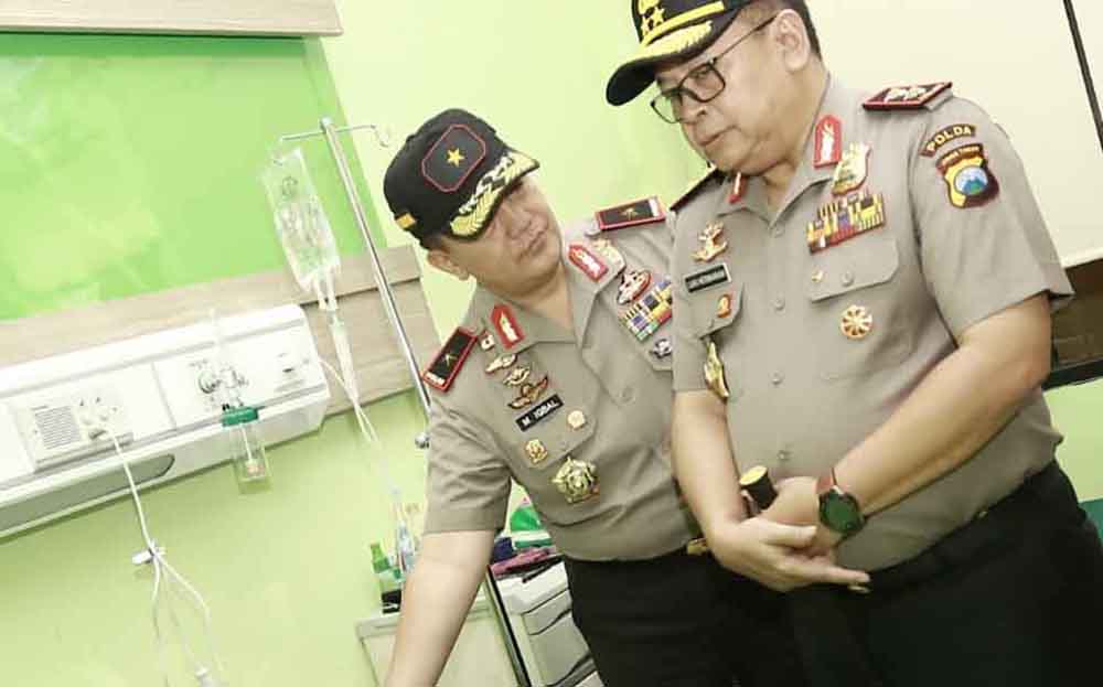 Kapolda Jatim Irjen Pol Luki Hermawan didampingi Wakapolda Brigjen Pol M Iqbal mengunjungi anggota Brimob korban kecelakaan dirawat RS Bhayangkara HS Samsoeri Mertojoso, Senin (10/9/2018)