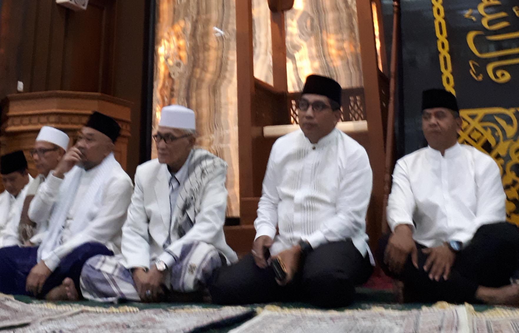 Kapolda Jatim Irjen Pol Machfud Arifin dan  Pangdam V Brawijaya Mayjen TNI Arif Rahman serta ulama dan pejabat lainnya