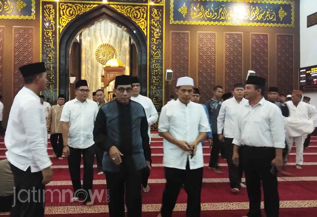 Kapolda Jatim Irjen Pol Machfud Arifin usai salat maghrib di Masjid Arif Nurul Huda, komplek mapolda, Jalan A Yani, Surabaya