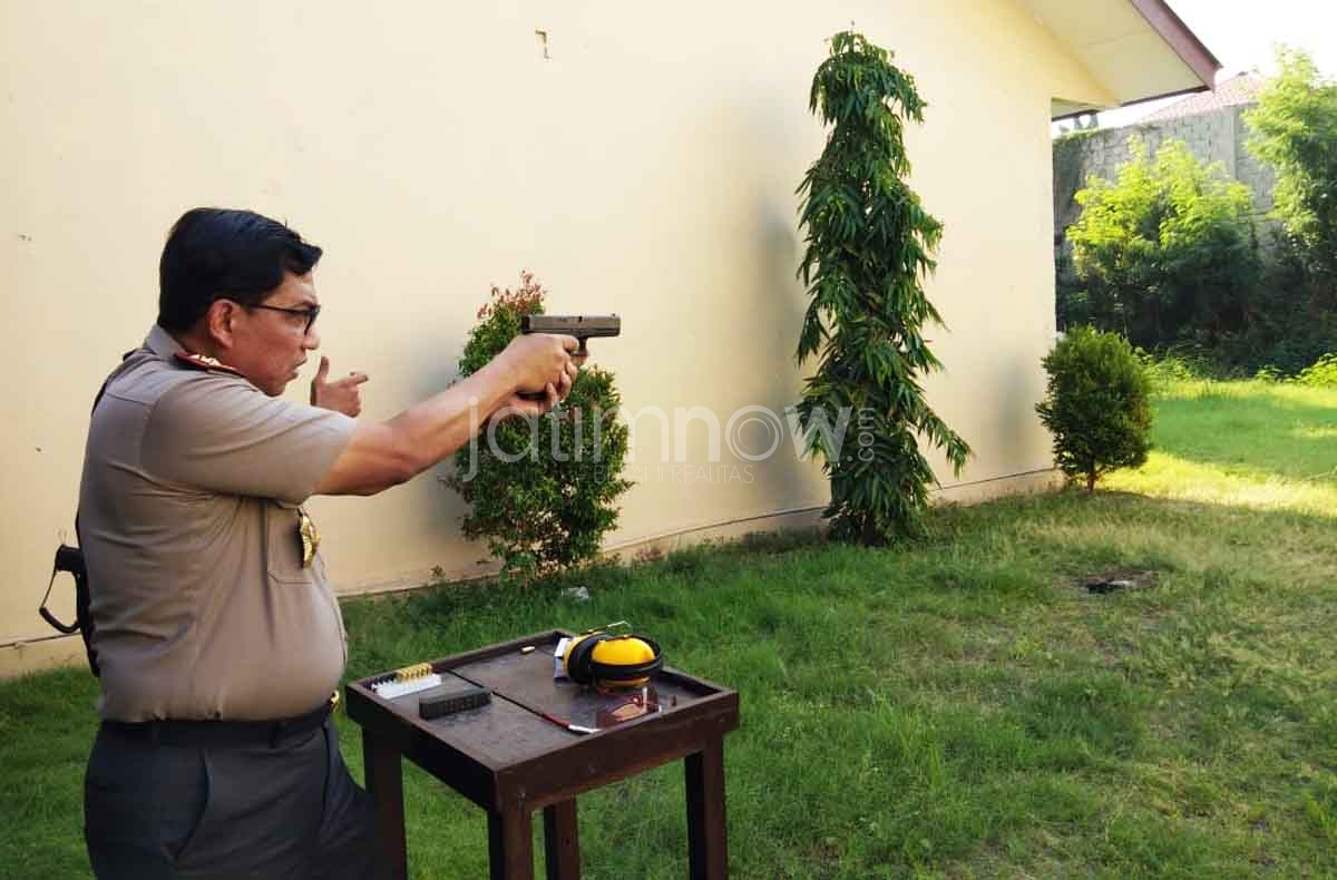 Kapolda Jatim Irjen Pol Machfud Arifin saat latihan menembak di Mapolda Jatim