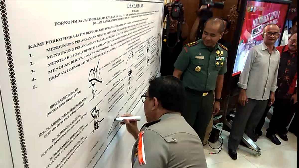 Kapolda Jatim Irjen Pol Machfud Arifin saat menandtangani deklarasi bersama pilkada damai Jawa Timur.