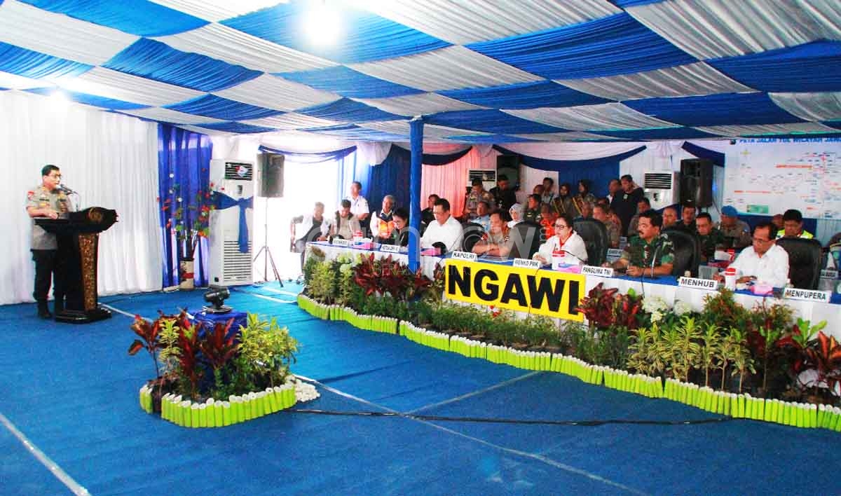 Kapolda Irjen Pol Machfud Arifin saat memberikan paparan pada kunjungan Kapolri bersama Panglima TNI di Tol Ngawi