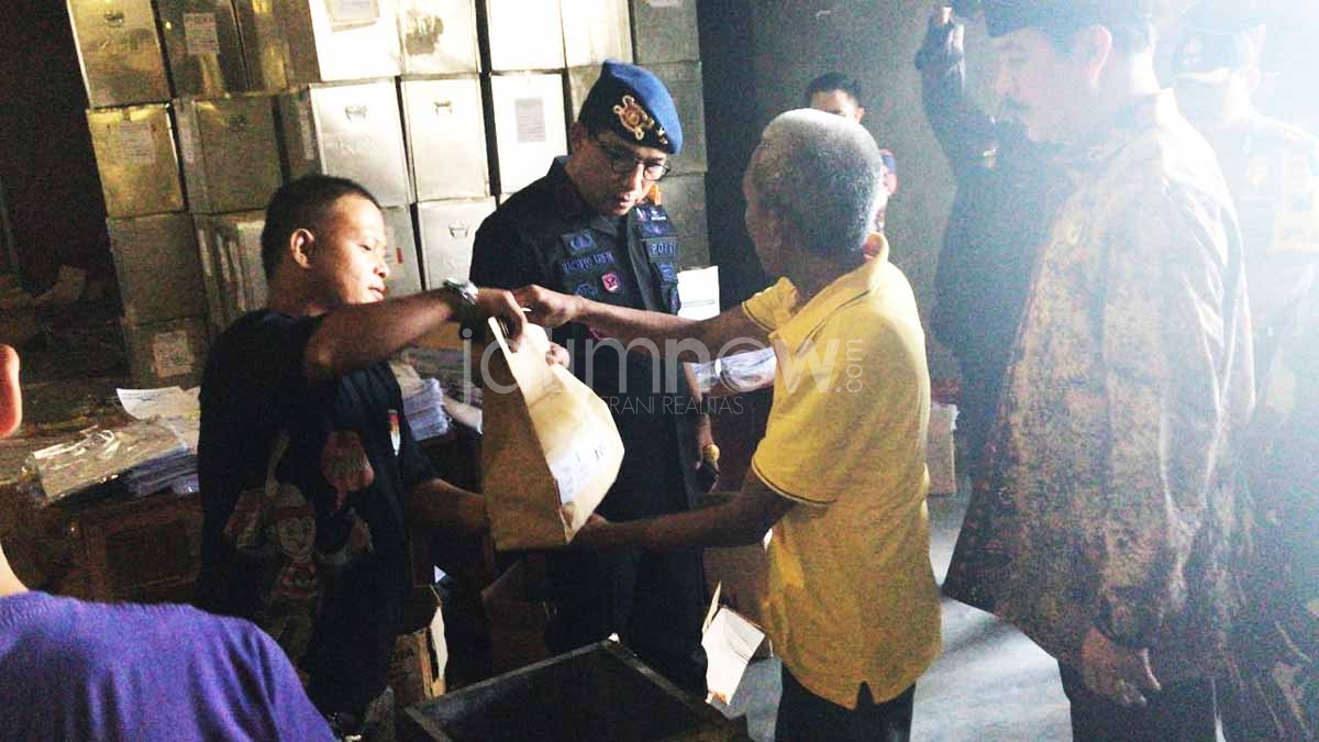 Kapolda Jatim Irjen Pol Machfud Arifin saat melakukan pengecekan logistik Pilgub Jatim bersama Pangdam V Brawijaya