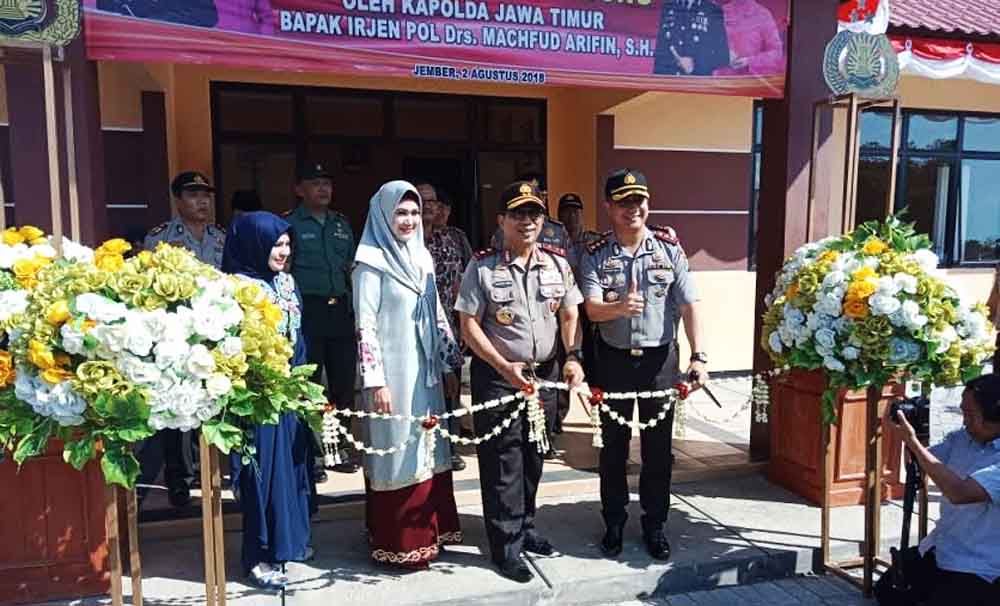 Kapolda Jatim menggunting pita peresmian Samsat Corner di Jember