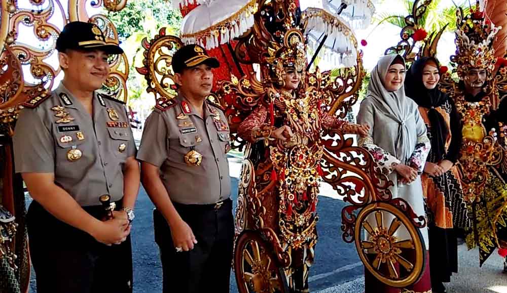Kapolda Jatim Irjen Pol Machfud Arifin saat berfoto bersama peserta BEC 2018 dari Polres bersama Kita Machfud Arifin


